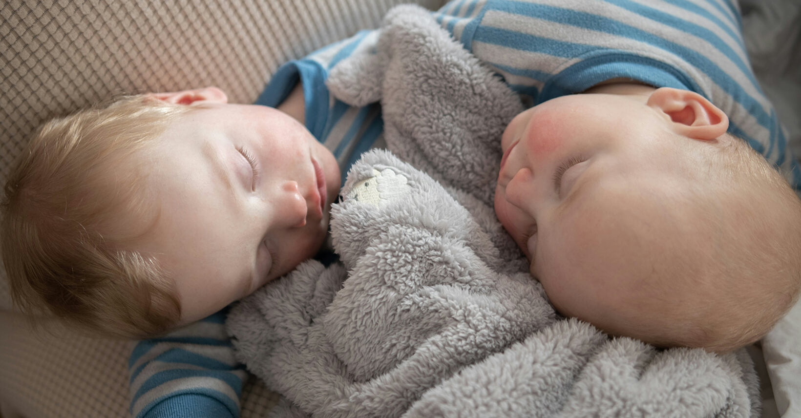 A Comprehensive Guide to When Baby Can Sleep With a Blanket